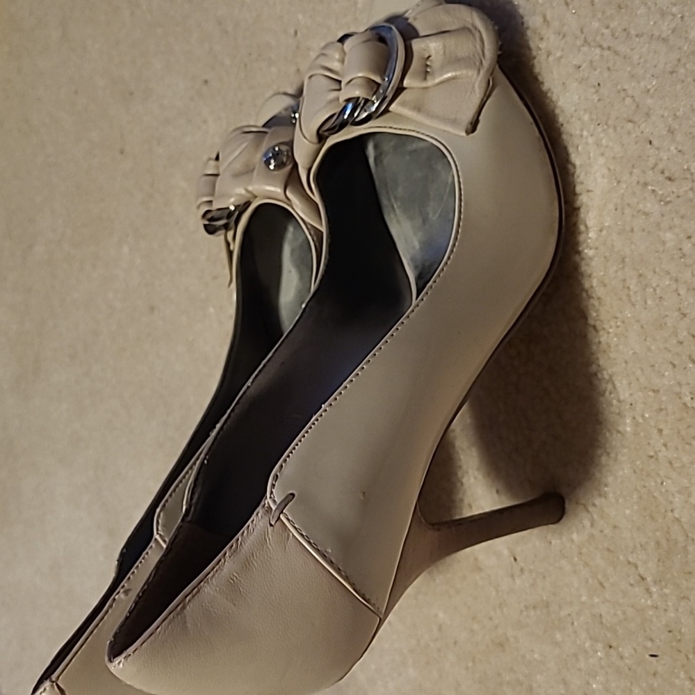 Guess Cream Patent Heels